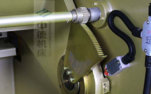 ZDS-450采用高精度刀片間隙調節齒輪，經過淬火高硬度又耐磨，表面鍍鋅不生銹，長年累月使用依然有很高的調節精度.jpg