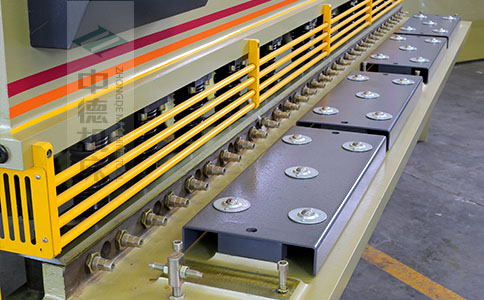 ZDS-450剪板機采用滾珠前托料板，不劃傷不銹鋼板材表面，并采用高品質壓料油缸，不滲油不會在板材表面留有油污.jpg