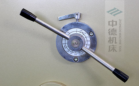ZDS-450剪板機刀片間隙手動調節器，刻度清淅，調節省力又簡便.jpg
