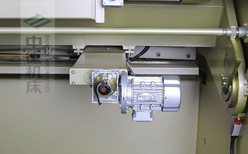 ZDS-1032剪板機后檔料結構，平行度高，并采用國內一流品牌軸承，耐磨抗壓壽命長.jpg